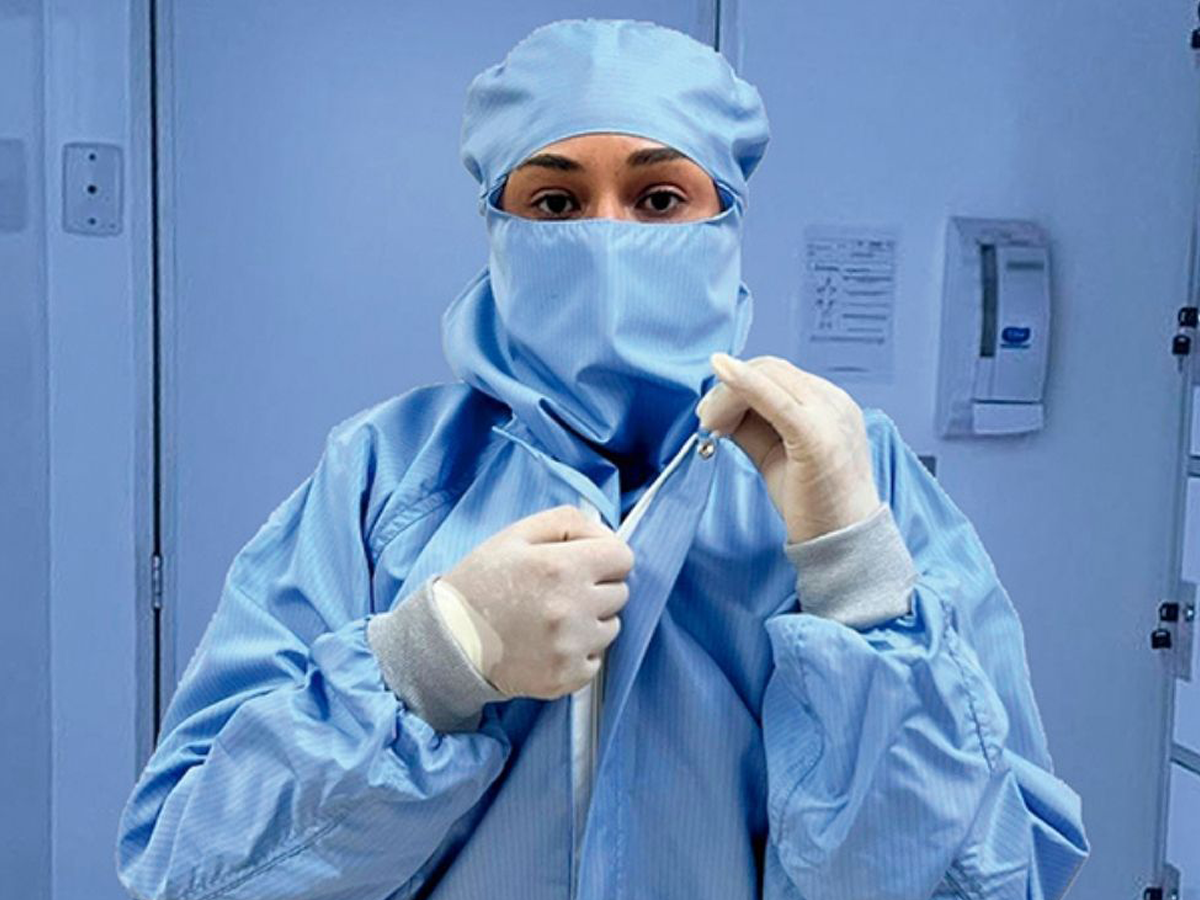 Rose Nascimento, fundadora da RN Consultoria, em ambiente técnico farmacêutico