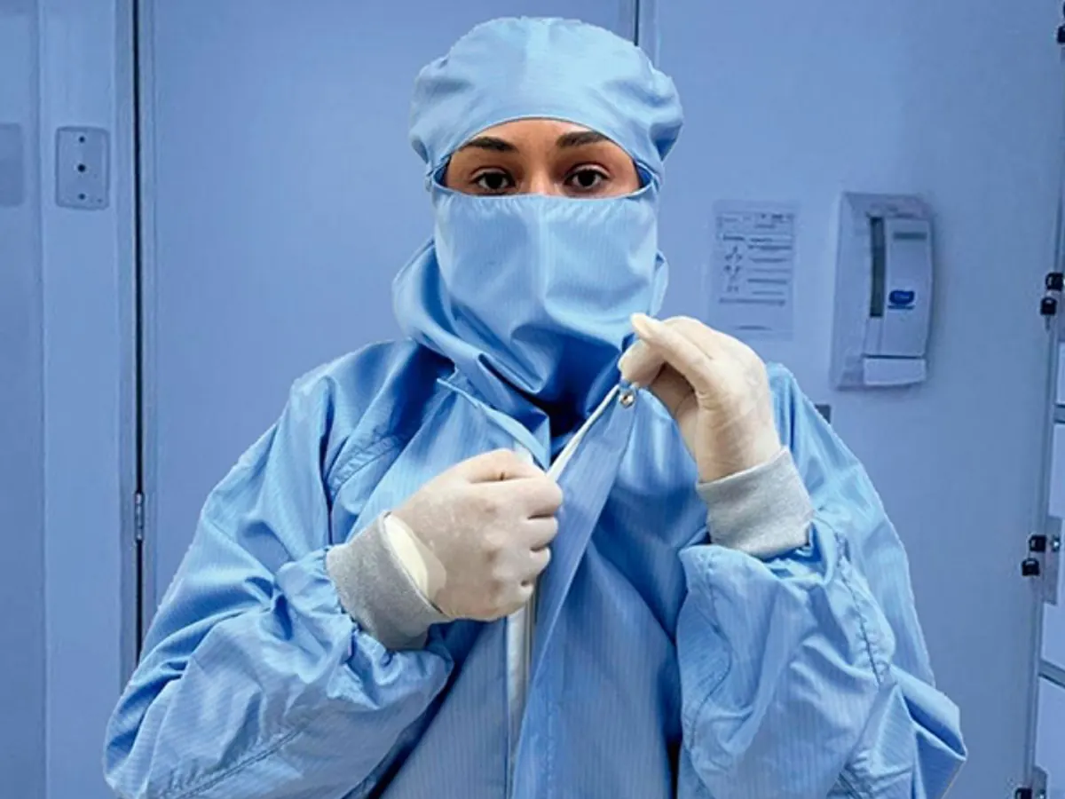Rose Nascimento, fundadora da RN Consultoria, em ambiente técnico farmacêutico